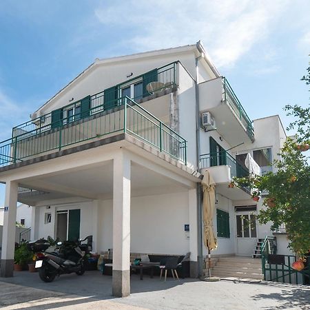 Apartments Polly Primosten Exterior photo