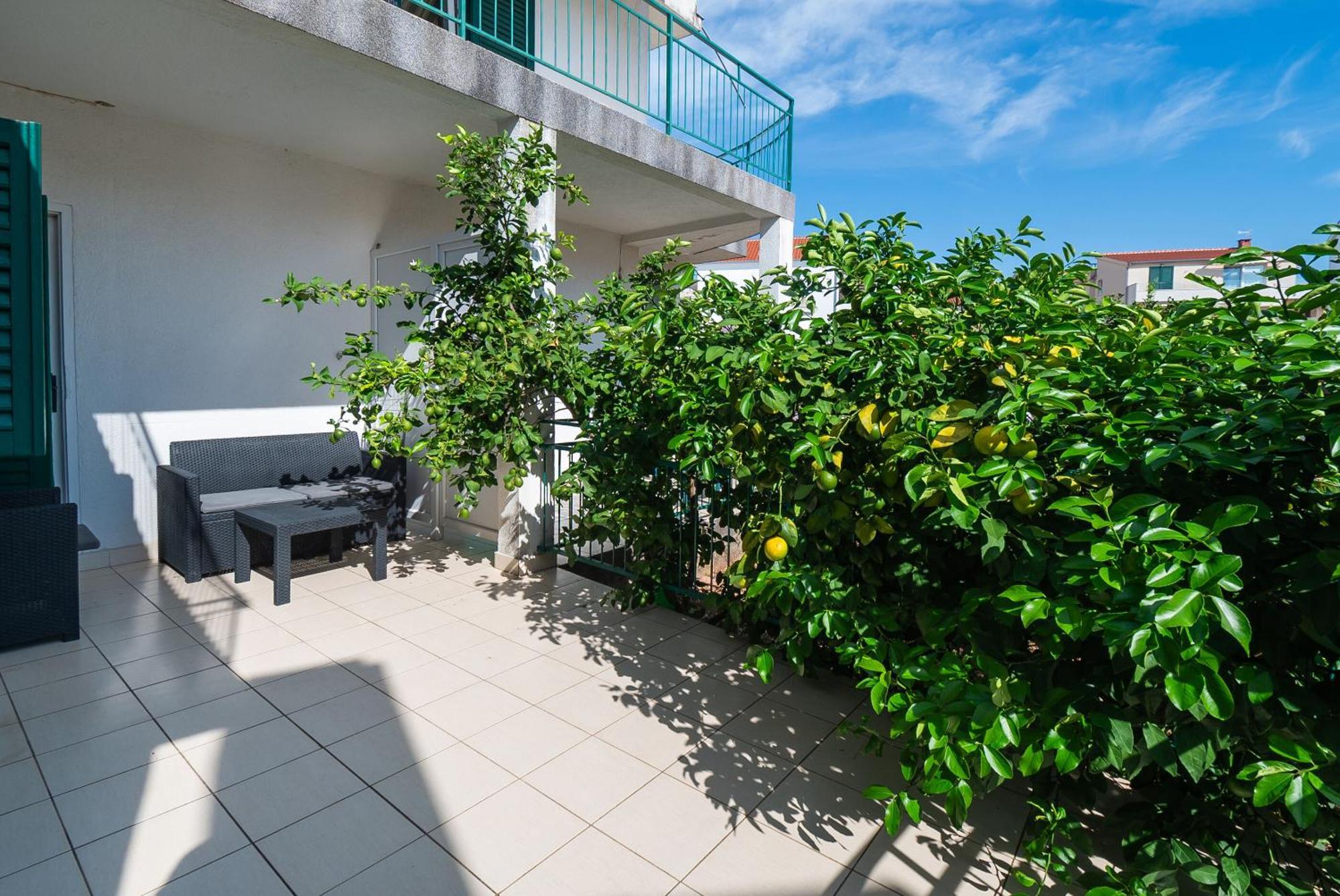 Apartments Polly Primosten Exterior photo