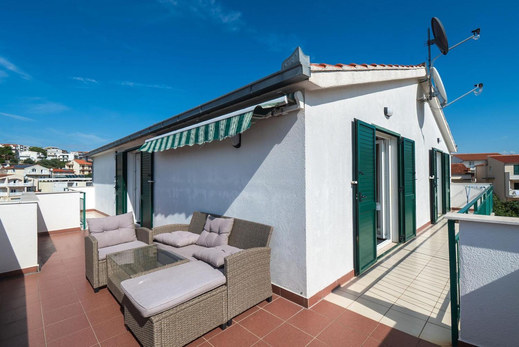 Apartments Polly Primosten Exterior photo