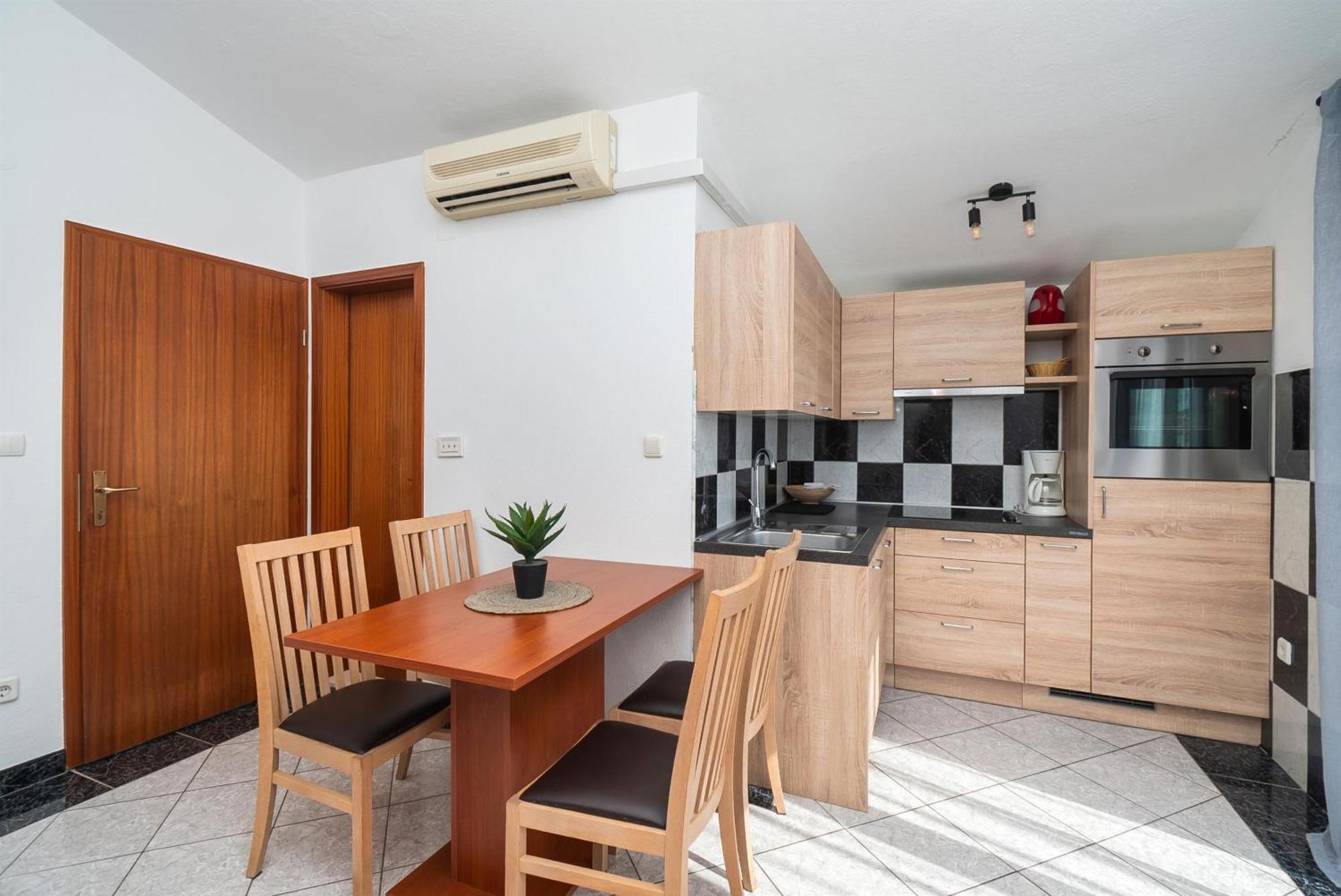 Apartments Polly Primosten Exterior photo