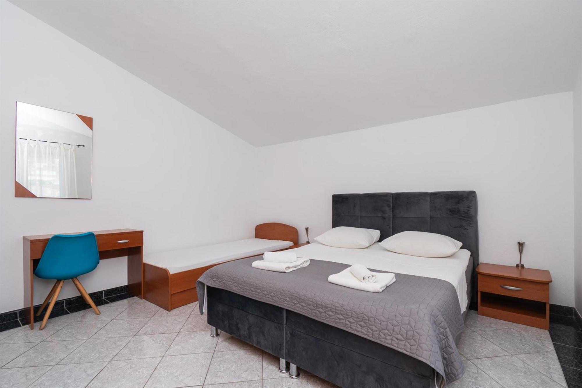Apartments Polly Primosten Exterior photo