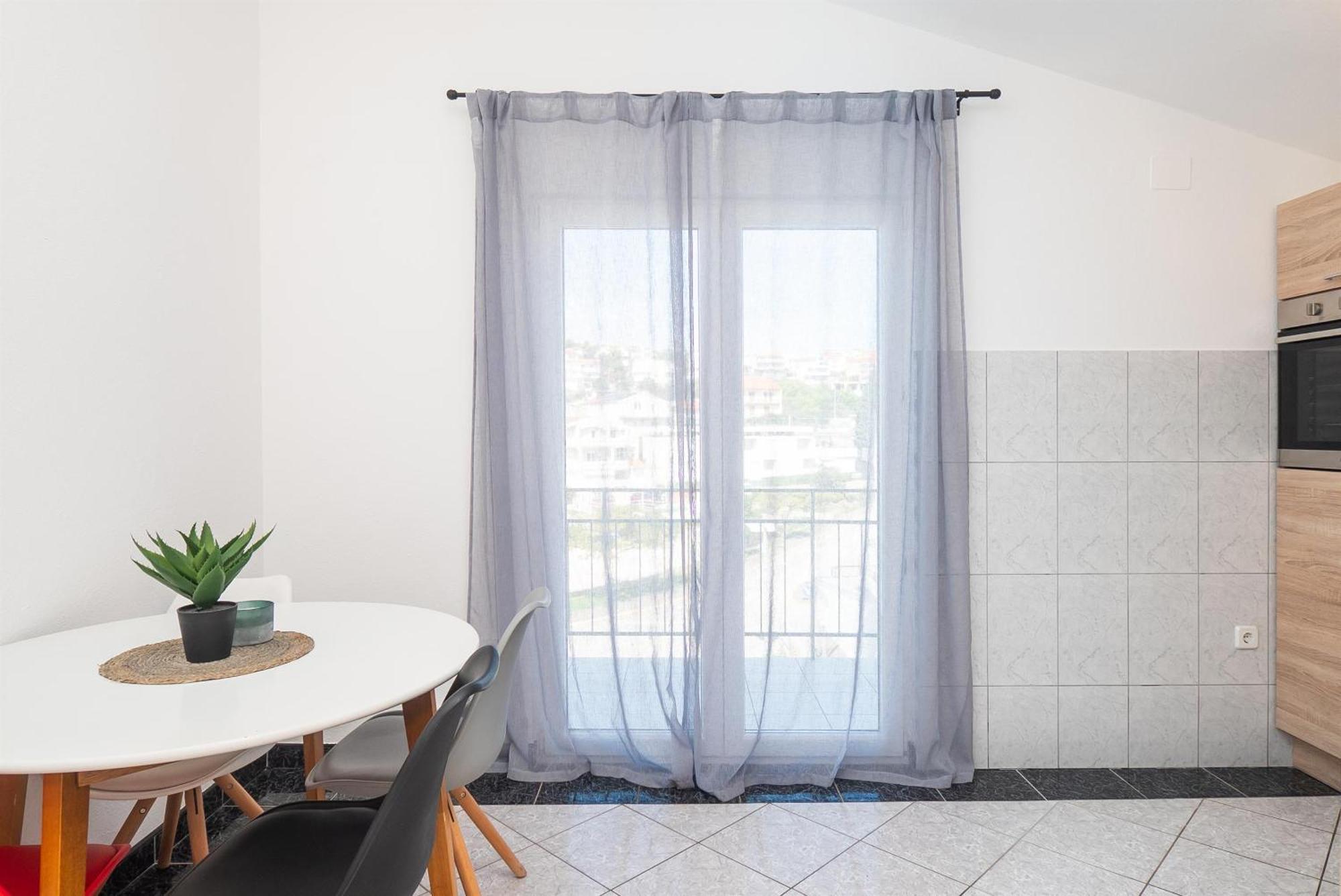 Apartments Polly Primosten Exterior photo