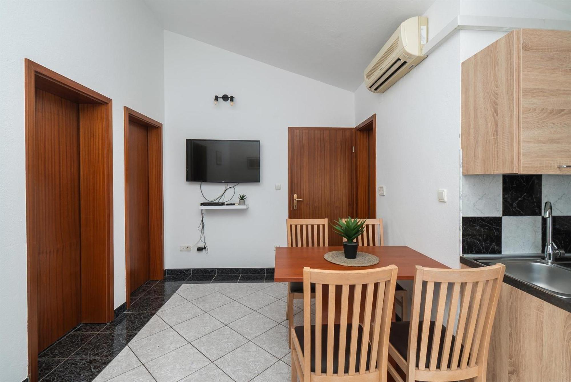 Apartments Polly Primosten Exterior photo
