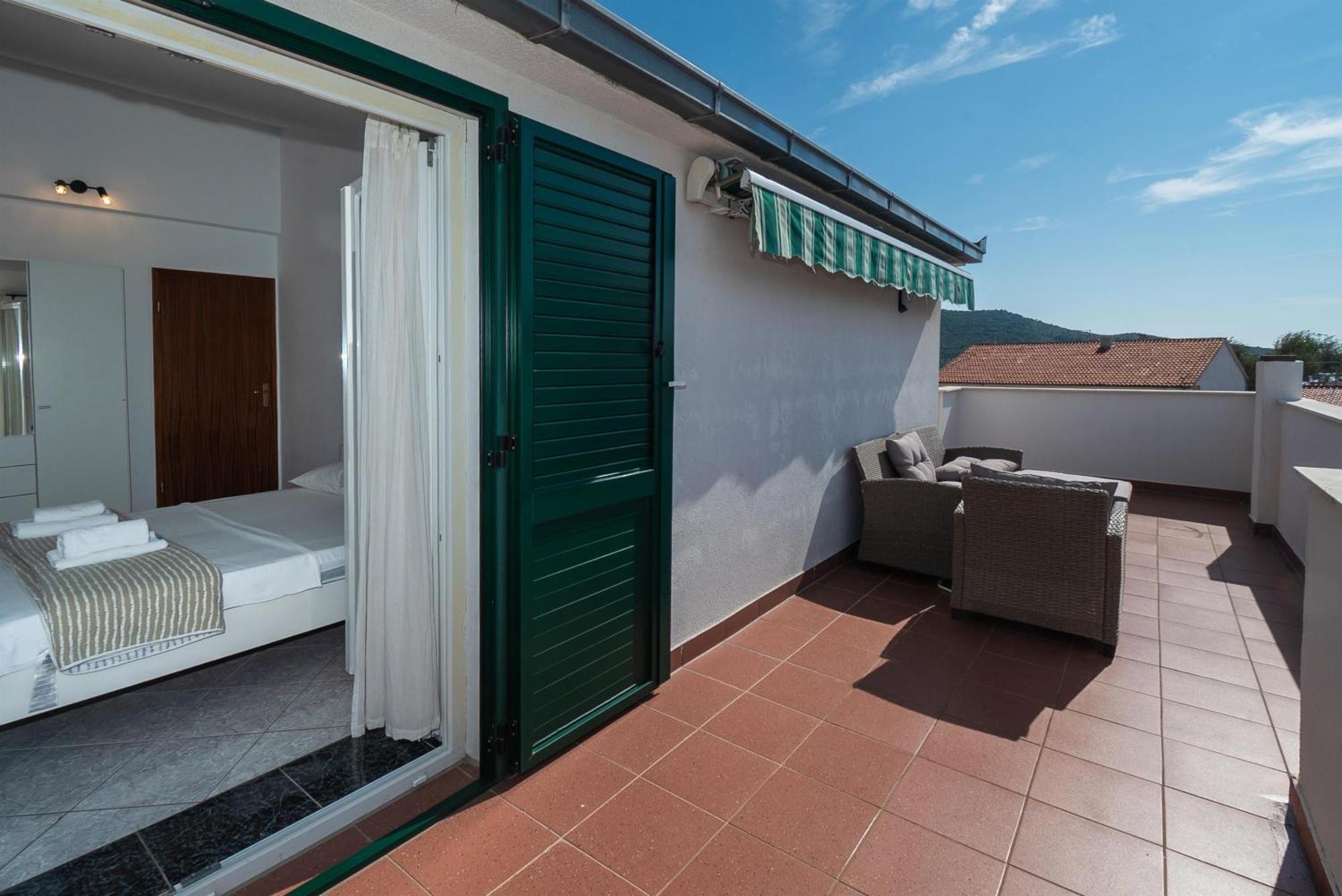 Apartments Polly Primosten Exterior photo