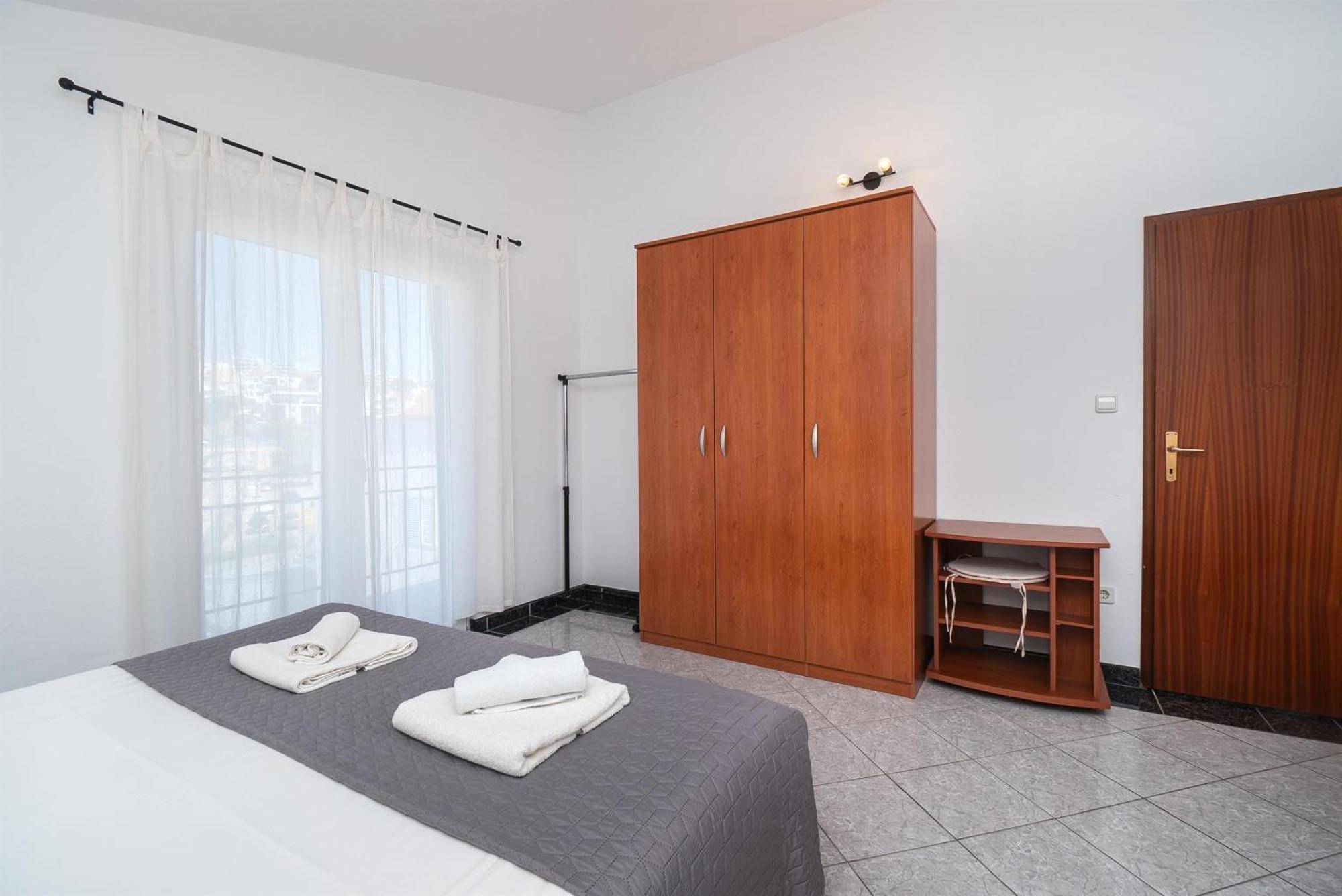 Apartments Polly Primosten Exterior photo