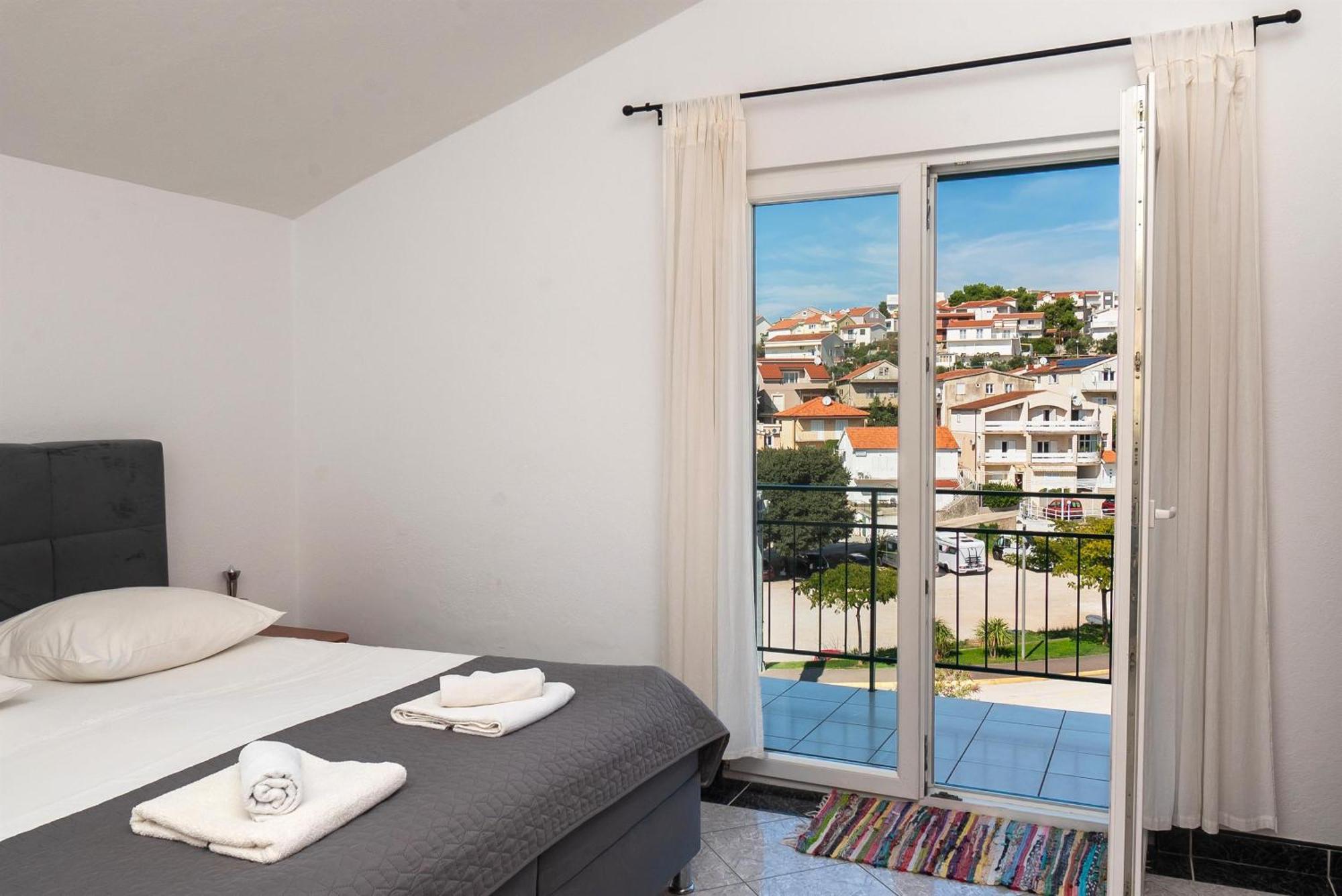 Apartments Polly Primosten Exterior photo